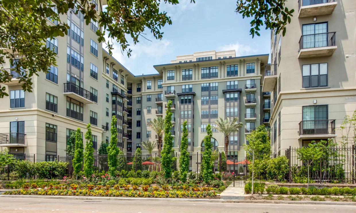 1900 Yorktown apartment building in Houston, Texas, from the past project gallery